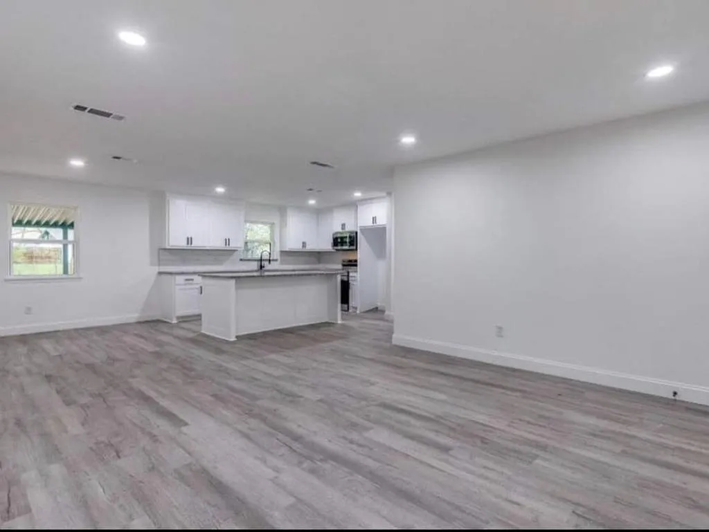 205 La Jodepa st — Photo 2