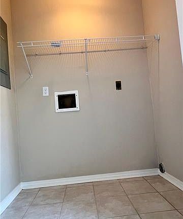 5th image of 627 Village Ln N APT B