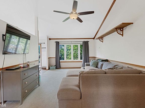 4th image of 1060 Bradford Ct