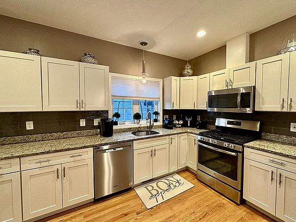 3rd image of 7 Candlelight Ln