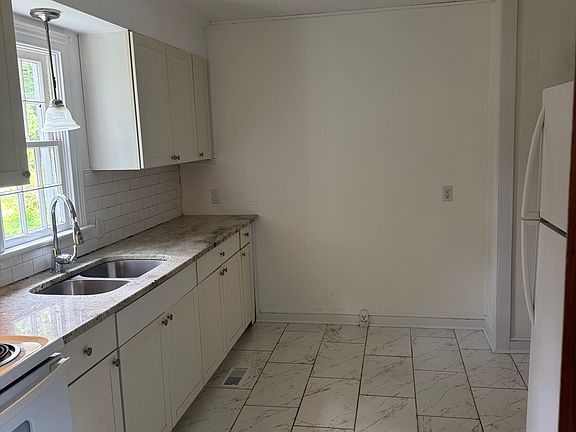 4th image of 132 S 11th Ave