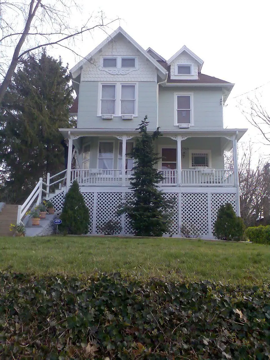 1205 Perry St NE photo 1