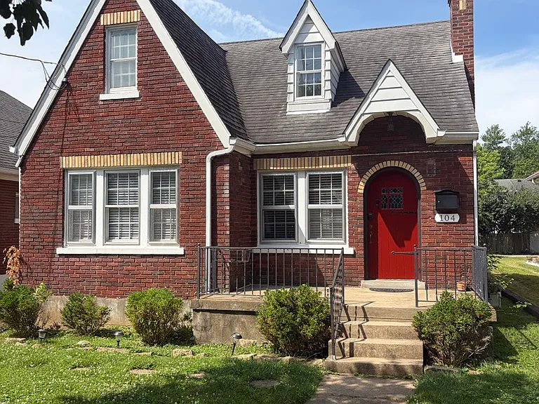 104 Oxford Pl — Photo 1