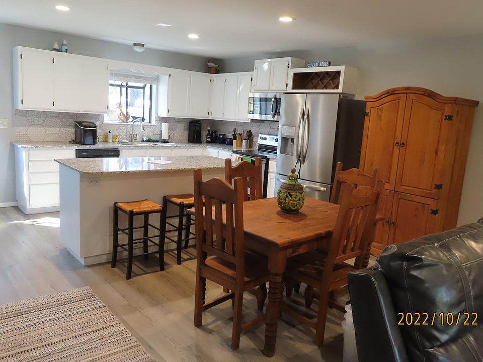 Kitchen is fully furnished, all new appliances.