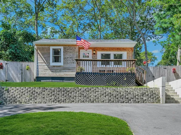 2 Setauket Trail, Ridge, NY 11961