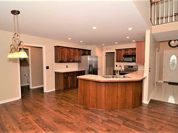 3rd image of 8888 Camelot Dr