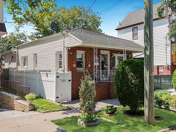 4th image of 158 Vermont Ave