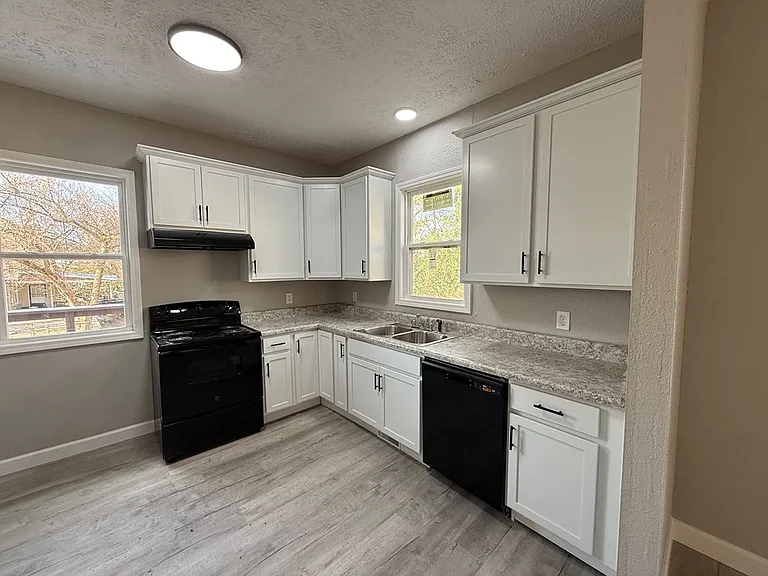 1523 Canton St — Photo 3