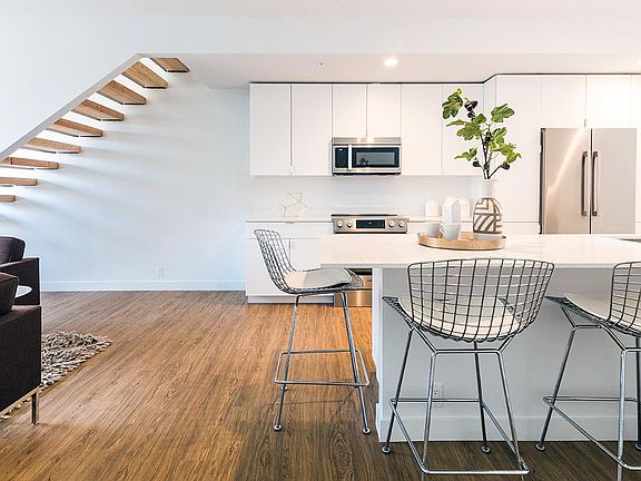 Kitchen w/ eat-in island