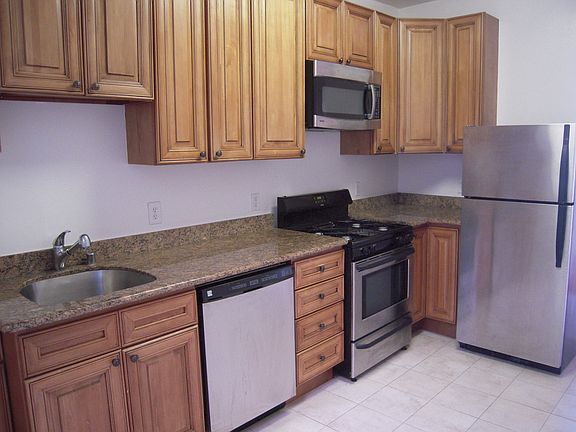 3rd image of 1440 Washington St