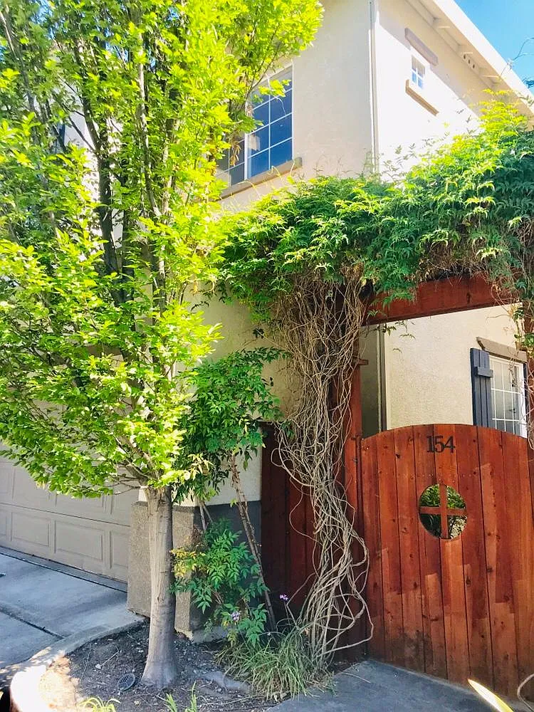 154 Crescent Plz — Photo 3
