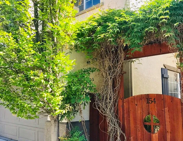 154 Crescent Plz — Photo 3