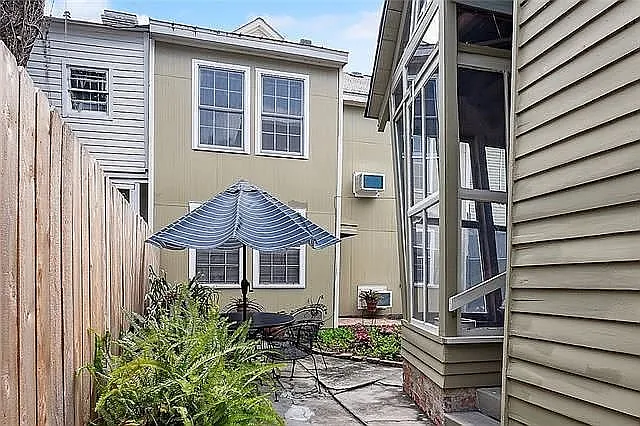 1204 Marengo St — Photo 4