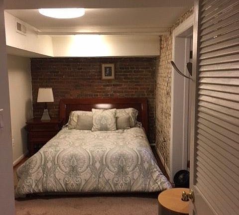 bedroom with queen size bed
