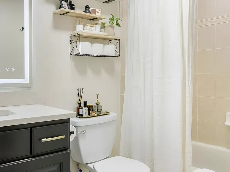 Full Bathroom 1