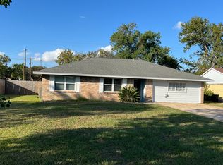 111 Finch Ln, Angleton, TX 77515