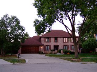 916 Rob Roy Pl, Downers Grove, IL 60516