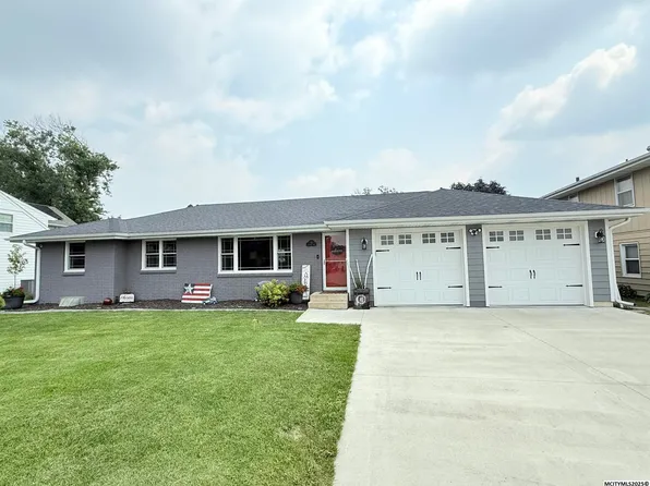 73 Lakeview Dr, Mason City, IA 50401