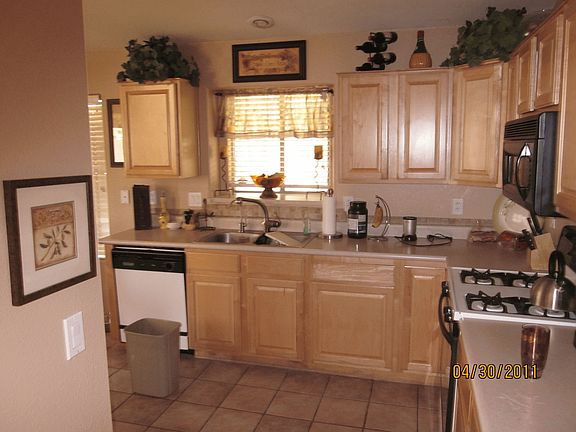 Tiled kitchen/ baths and entrance