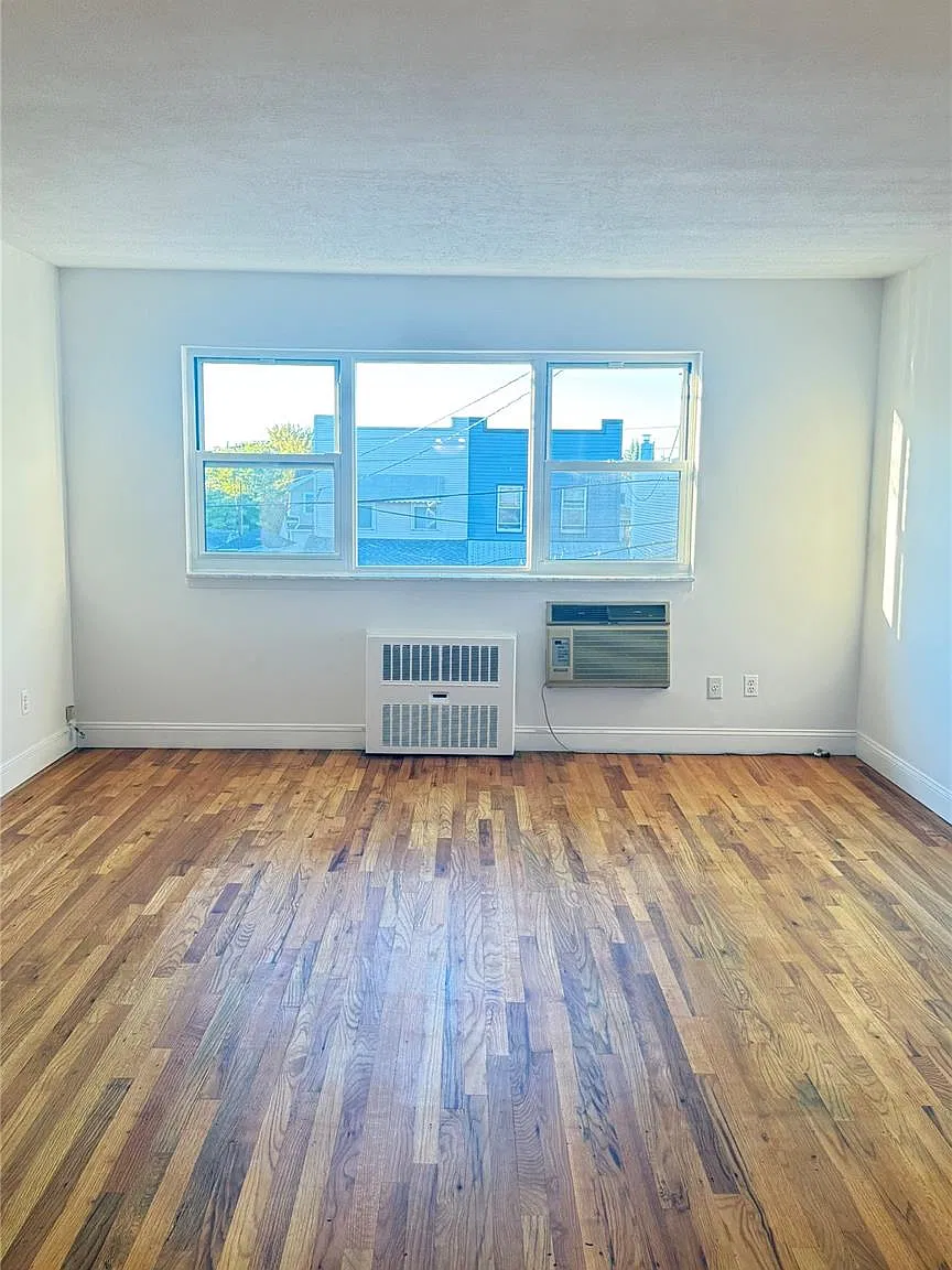 3 bed, 1.0 bath, 3025 sqft, $3,150 — Photo 2