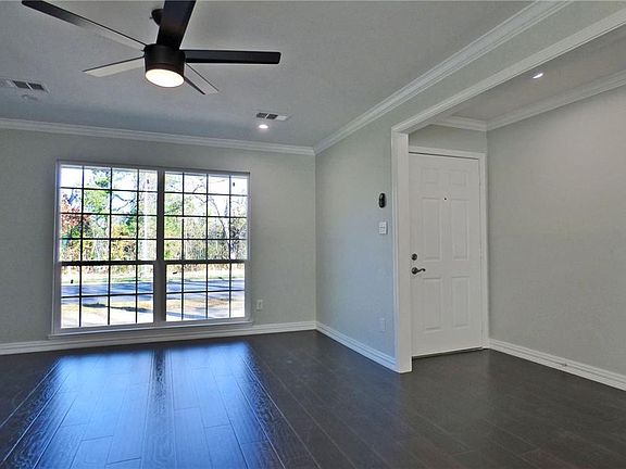 3rd image of 2832 W Kiest Blvd