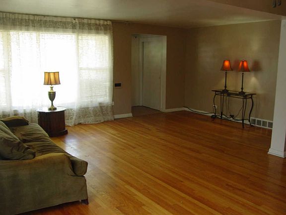 4th image of 16532 Greenwood Ave