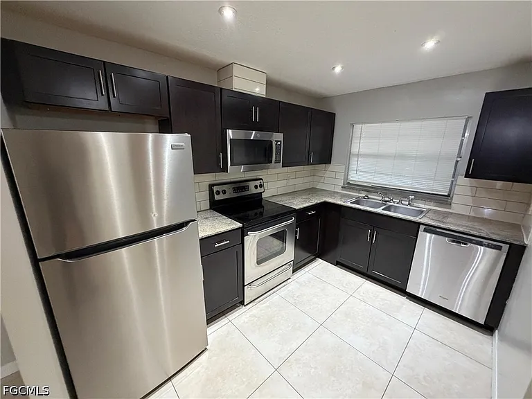 702 SE 47th St #2 — Photo 4