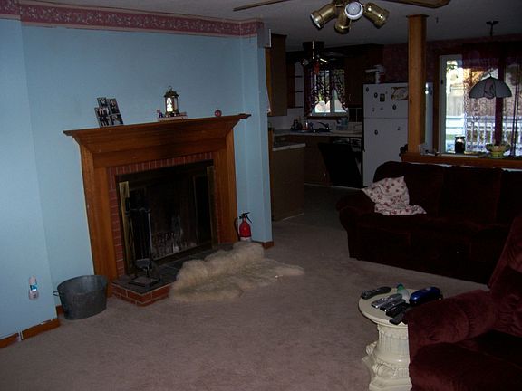 liveroom with working fireplace