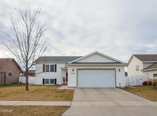3850 Pendleton Dr, Grand Forks, ND 58201