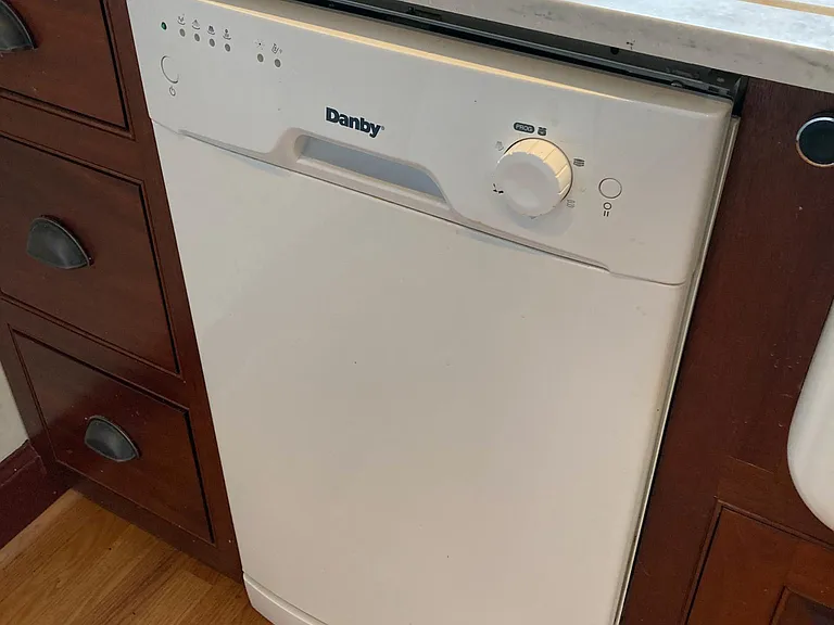 Compact dishwasher