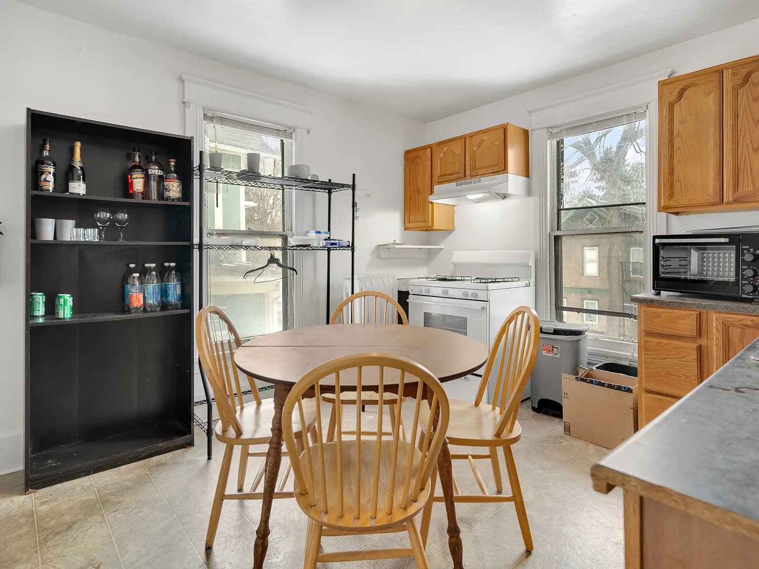 5 bed, 2400 sqft, $1,055 — Photo 3