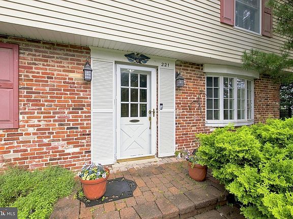 5th image of 221 Taylors Mill Rd