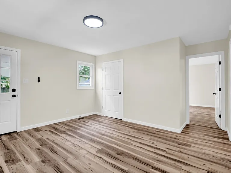 2205 S Lombard Ave — Photo 12