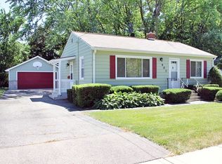 401 Adams St, Elgin, IL 60123