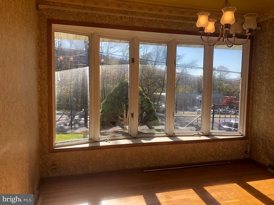 Dining room overlooks Shenandoah Park.