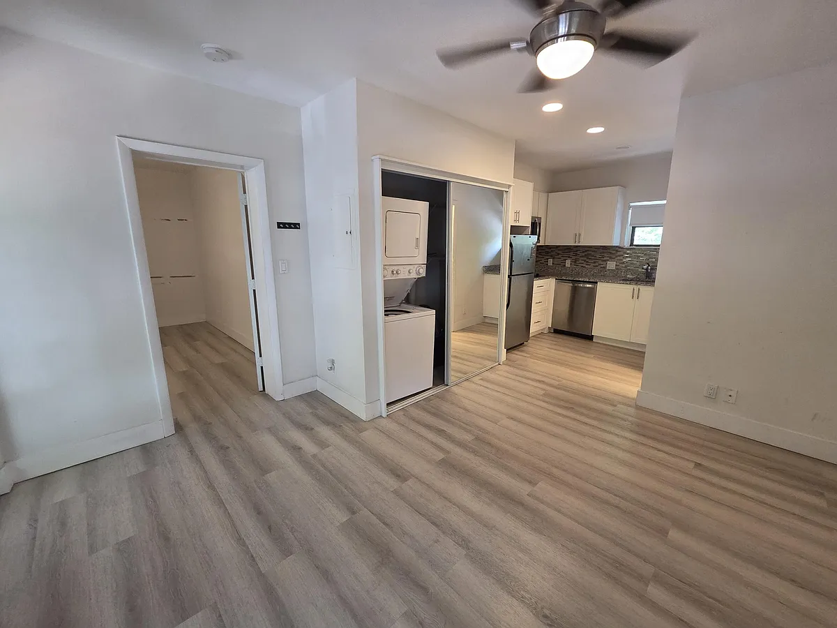 Building Photo - 1109 E Broward Blvd #12