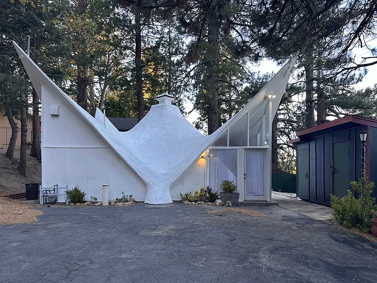 2140 Hollymont Dr — Photo 3