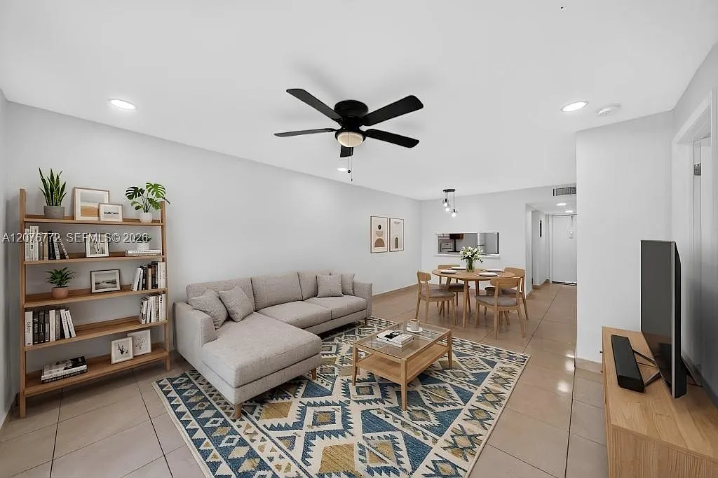 Rozland Condo — Photo 1
