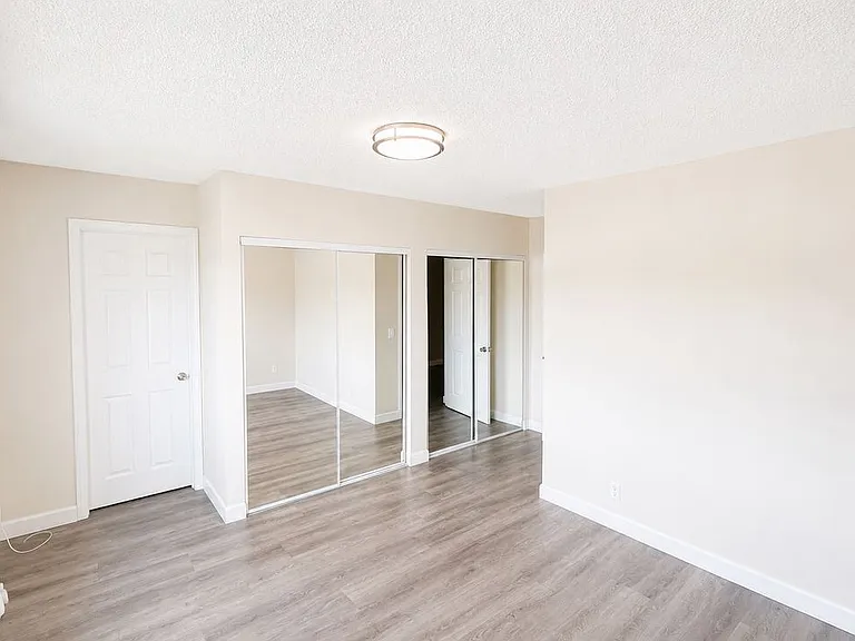 8800 Cedros Ave — Photo 17