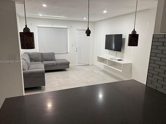 4th image of 2201 Greene St APT 1