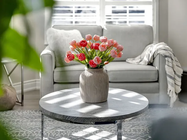 21 Brookhouse Dr #210, Clarington, ON L1B 0V4