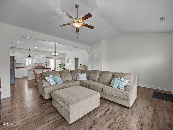 5th image of 836 Queens Creek Road