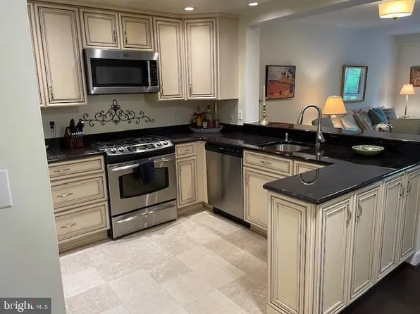 1050 N Taylor St APT 206, Arlington, VA 22201