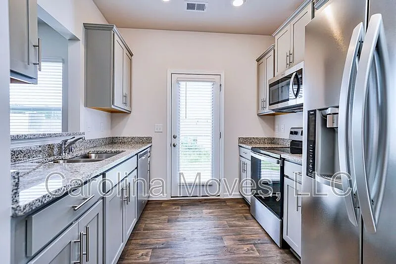 3 bed, 2.5 bath, 1482 sqft, $1,654 — Photo 3