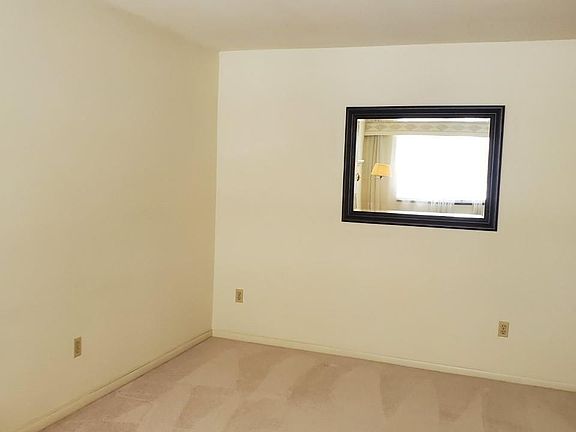 3rd image of 2465 Linda St