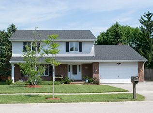 2220 High Point Dr, Lindenhurst, IL 60046