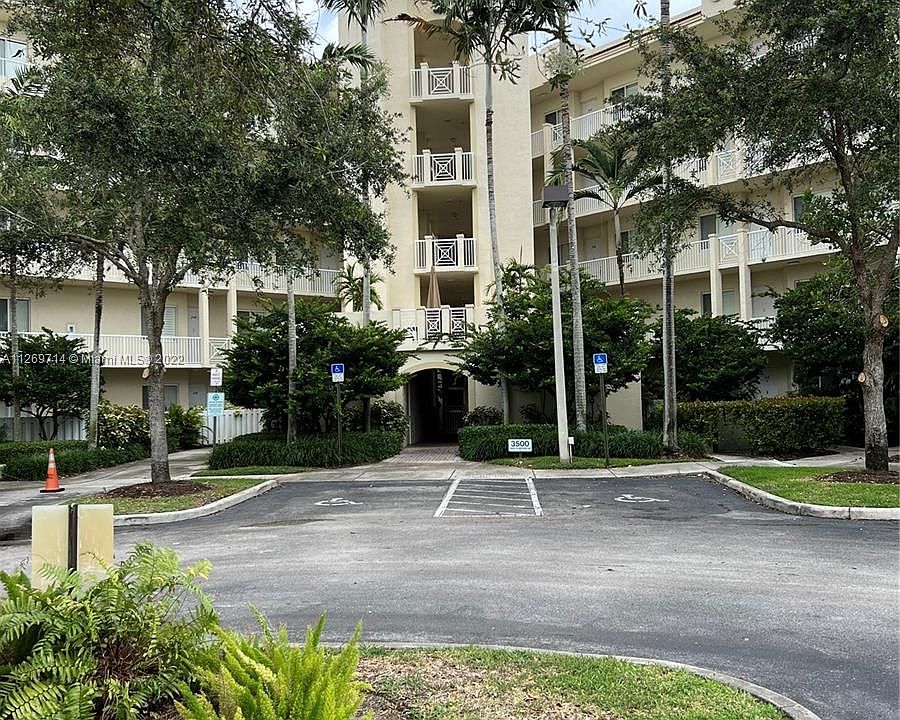 1st image of 3500 Oaks Clubhouse Dr APT 111