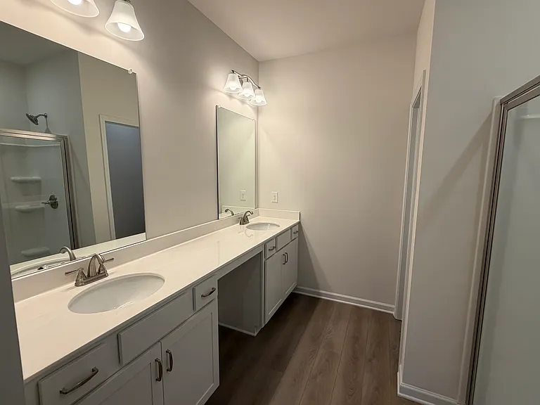 4913 Dresden Loop — Photo 13