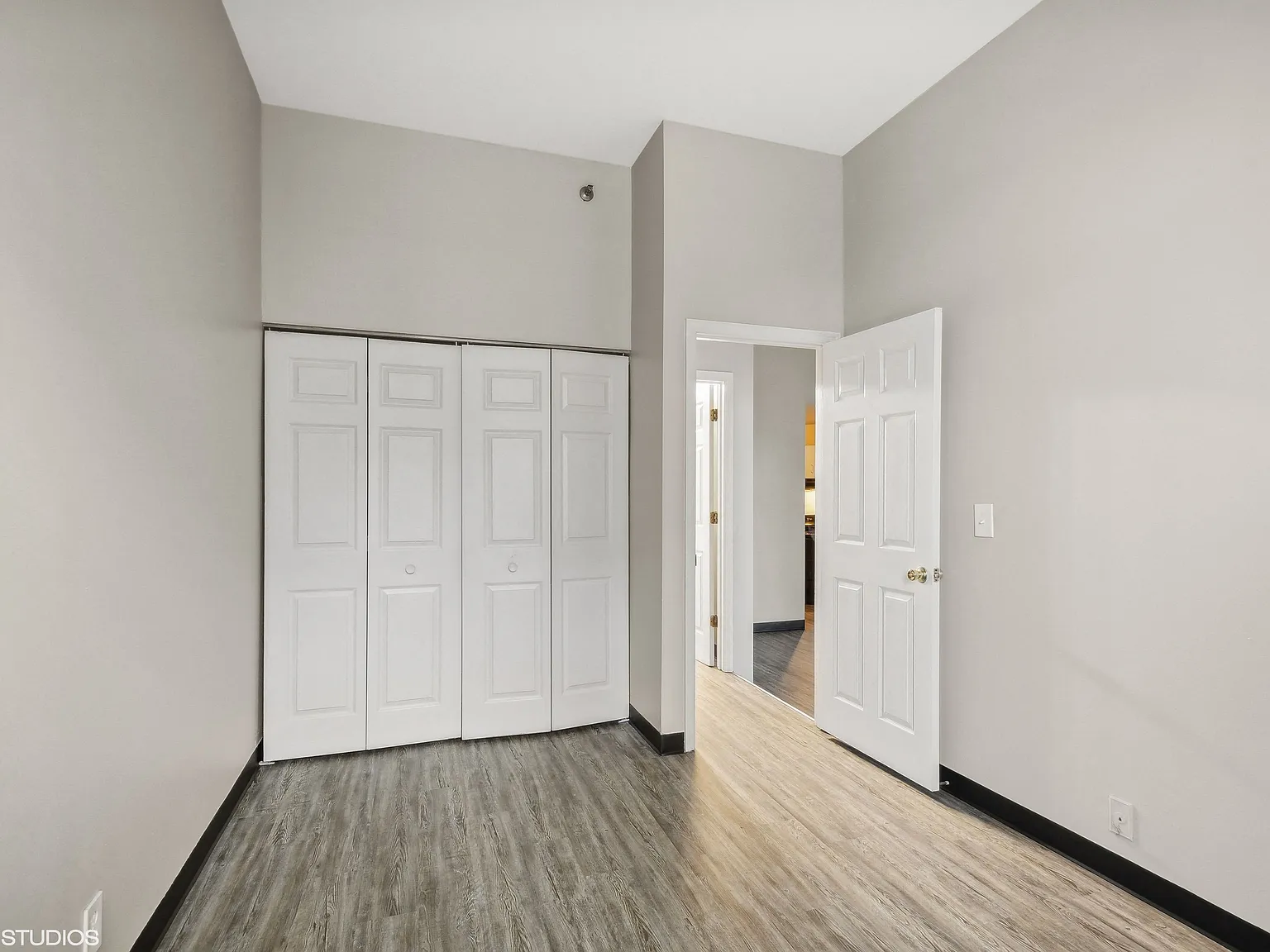 Delmar Loop Apartments — Photo 4