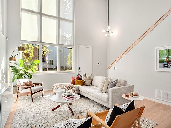 5th image of 504 SE Tourmaline Mews